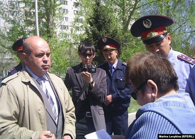 Представитель акимата на митинге "Несогласных" делает устное предупреждение Фатиме Касеновой (справа), активисту оппозиции. Семей, 28 апреля 2012 года.