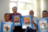 Exiled Uzbek oppositionists hold posters supporting Erk party leader Muhammad Solih (RFE/RL)