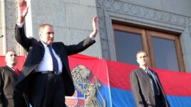 Armenia - Opposition leader Levon Ter-Petrosian greets thousands of supporters rallying in Yerevan, 09Sep2011.