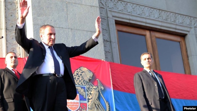 Armenia - Opposition leader Levon Ter-Petrosian greets thousands of supporters rallying in Yerevan, 09Sep2011.