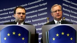 Vicepremijer Ivica Bocevski (levo) i komesar za proširenje EU Oli Ren (desno) na pres konferenciji u Briselu , 04. septembar 2008.