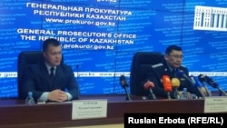 Представитель пресс-службы комитета национальной безопасности (КНБ) Казахстана Руслан Карасев (слева) на брифинге в генеральной прокуратуре. Астана, 6 июня 2016 года.