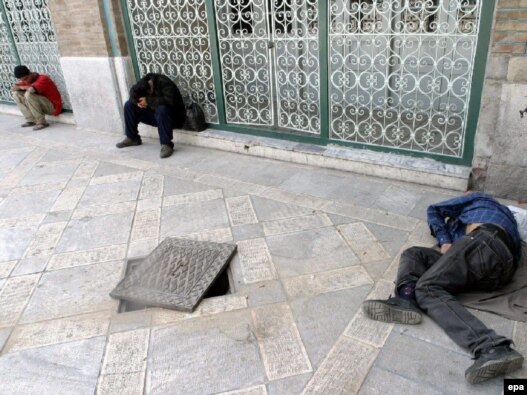 سه جوان معتاد در مسجدی در تهران.