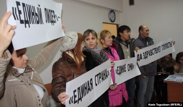 Журналисты газеты "Голос республики" в суде. Алматы, 13 декабря 2012 года.