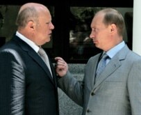 Fradkov (left) with Russian President Vladimir Putin in Sochi on August 16 (epa)