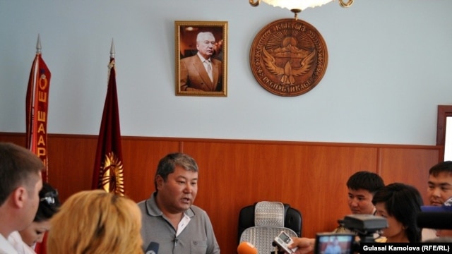 Osh city mayor Melis Myrzakmatov briefing reporters in June
