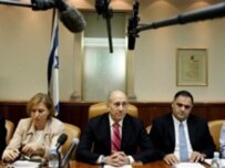 Olmert (middle) during today's cabinet meeting (AFP)