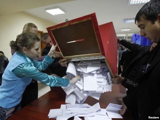 Подсчет голосов на парламентских выборах на одном из избирательных участков Кишинева, 28 ноября 2010