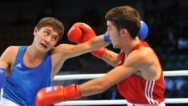 Ілияс Сүлейменов (көк формада) пен Эндрю Селби. Алматы, 23 қазан 2013 жыл.