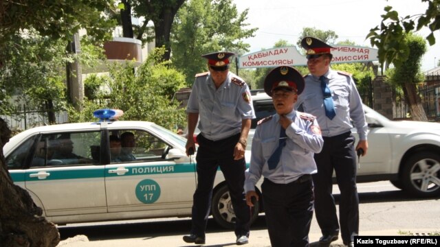 Полицейские идут на место, где собрались оппозиционные активисты. Алматы, 31 мая 2013 года.
