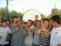 The body of Rafiq Qori Kamoluddin is carried through the streets of Karu-Suu on August 7 (RFE/RL)