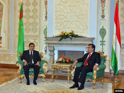 Tajikistan - Turkmen President Gurbanguly Berdymukhammedov with his Tajik counterpart Emomali Rahmon in Dushanbe, 18Mar2010
