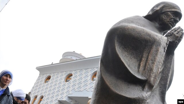 Visitors gather in front of the newly built Memorial House of Mother Teresa in Skopje on January 30, 2009, at the house's opening.
