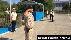 Казахстанский военнослужащий дает присягу. Иллюстративное фото.