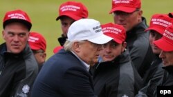 Вероятный кандидат в президенты США от Республиканской партии Дональд Трамп (в центре) на встрече со своими сторонниками.