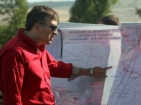 Saakashvili points to site where missile landed (epa)