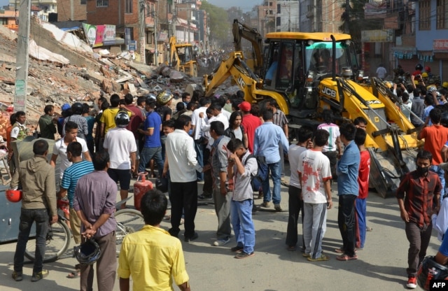 نیروهای امدادی در حال کمک به آسیب‌دیدگان زمین‌لرزه ۲۲ اردیبهشت