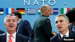 Черногория премьер-министрі Мило Джуканович (сол жақта) пен НАТО бас хатшысы Йенс Столтенберг. Брюссель, 19 мамыр 2016 жыл.