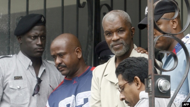 Абдул Кадир (в светлом костюме) выходит из здания суда после признания его виновным. Тринидад и Тобаго, 2007 год