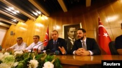 Түркия президенті Режеп Ердоған (сол жақтан үшінші) баспасөз мәслихатында сөйлеп отыр. Стамбул әуежайы, 16 шілде 2016 жыл.