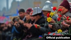 2010 жылғы Сәуір оқиғасы құрбандарын еске алуға жиналғандар. Бішкек, 7 сәуір 2016 жыл.