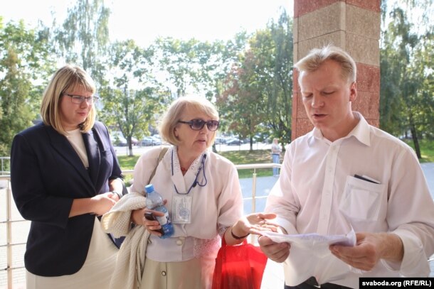 Image: http://gdb.rferl.org/072843CE-9FA9-4C79-BAB5-8EC49DC94BCC_w610_r0_s.jpg Вольга Кавалькова, Ядвіга Ўгольнік і Віталь Рымашэўскі