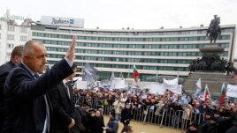 Boiko Borisov përshëndet përkrahësit e tij para largimit.