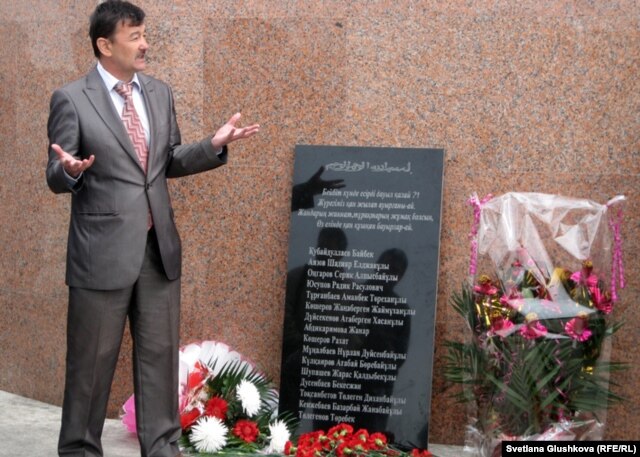 Участник Декабрьских событий 1986 года выступает у мемориальной плиты. Астана, 28 апреля 2012 года.