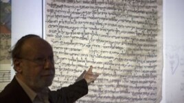 Një historian izraelit duke spjeguar dorëshkrimet e ardhura nga Afganistani