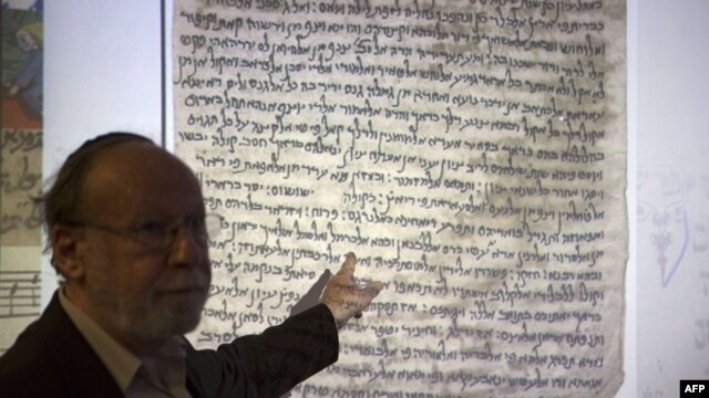 Një historian izraelit duke spjeguar dorëshkrimet e ardhura nga Afganistani