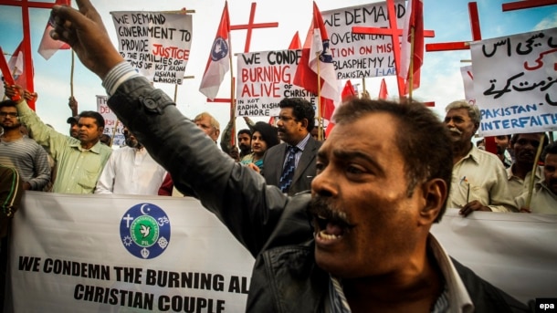 Pakistani Christians protest the killing of the young couple in Islamabad in November 2014.