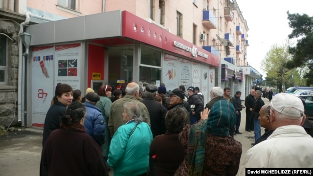 პენსიონრების რიგი ”ლიბერთი ბანკის” ფილიალთან რუსთავში