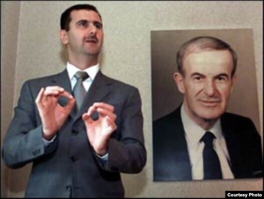 بشار (چپ) قدرت را از پدرش حافظ اسد که در سال ۲۰۰۰ پس از سی سال حکومت درگذشت، به ارث برد. 