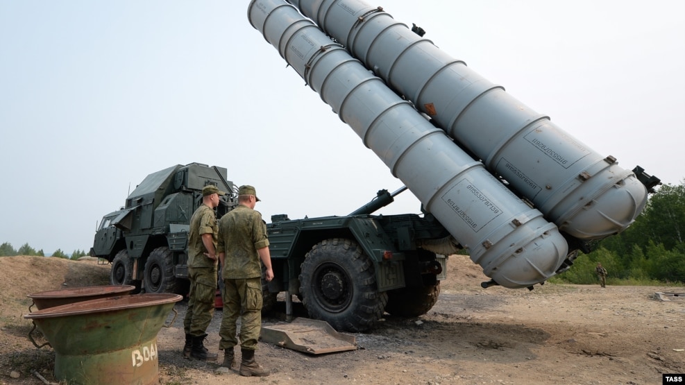 С-300 зениттік-зымыран кешенін сынақтан өткізу үшін нысана атуға даярланып жатқан ресейлік әскерилер. (Көрнекі сурет.)