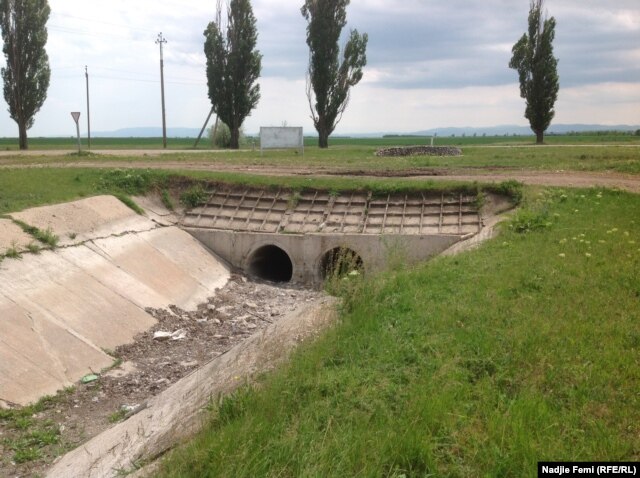 Канал для води, Крим, 12 травня 2014 року