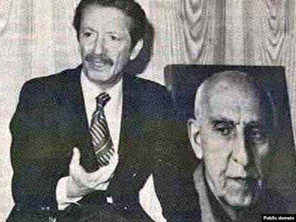 بختیار در عکسهای بسیاری که از او به جا مانده، در کنار تصویری از محمد مصدق دیده میشود.