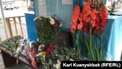 Цветы, оставленные посетителями посольства Узбекистана в Казахстане по случаю смерти Ислама Каримова. Алматы, 3 сентября 2016 года.