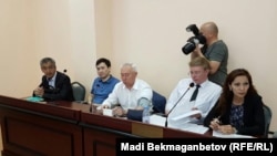 Әсет Матаев (сол жақтан екінші) пен Сейітқазы Матаев (сол жақтан үшінші) адвокаттары Андрей Петровпен бірге сотта отыр. Астана, 3 тамыз 2016 жыл.