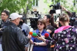 Редактор журнала «Жулдыздар отбасы. Аныз адам» Жарылкап Калыбай говорит с журналистами. Алматы, 11 мая 2014 года.
