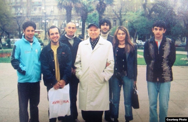 Çingiz Hüseynov Bakıda Azad Yazarlar Ocağının üzvləri ilə