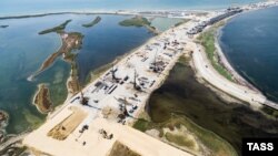 Construction on a bridge intended to link Russia with the Crimean Peninsula