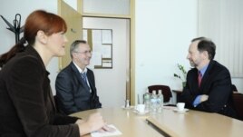 Patrick Moon u razgovoru sa šefom sarajevskog biroa RSE Milenkom Voćkićem i novinarkom RSE Dženanom Karabegović, 8. oktobar 2012.