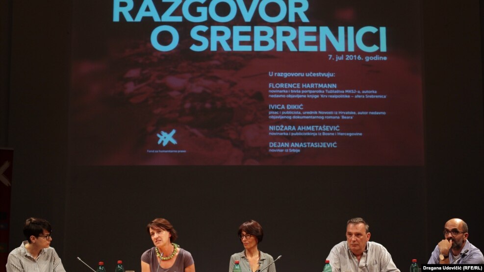 Sandra Orlović, Nidžara Ahmetašević, Florens Artman, Dejan Anastasijević i Ivica Đikić tokom razgovora o Srebrenici u CZKD-u u Beogradu