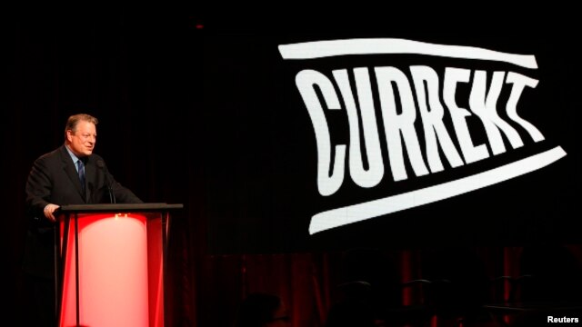 Al Gore pored loga Current TV