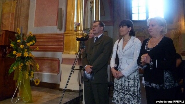 Дэлегацыя з Латвіі: крайні зьлева — амасадар Латвіі ў Беларусі Міхаіл Бабкоў, крайняя з правага боку — Дзідра Смільцена, рэжысэр фільму пра біскупа Слосканса «Малітва і крыж».