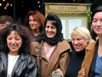Jamila Mujahed (center) poses with French journalists in Paris in 2003 (epa)