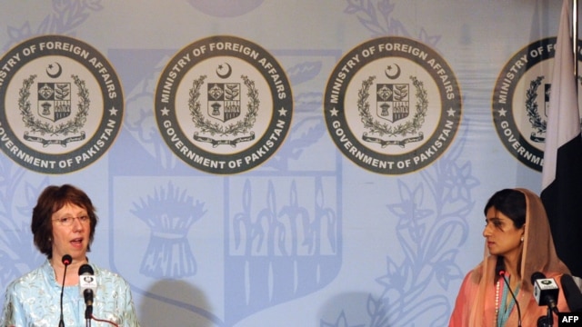 EU foreign policy chief Catherine Ashton (left) and Pakistani Foreign Minister Hina Rabbani Khar at a joint press conference in Islamabad on June 5