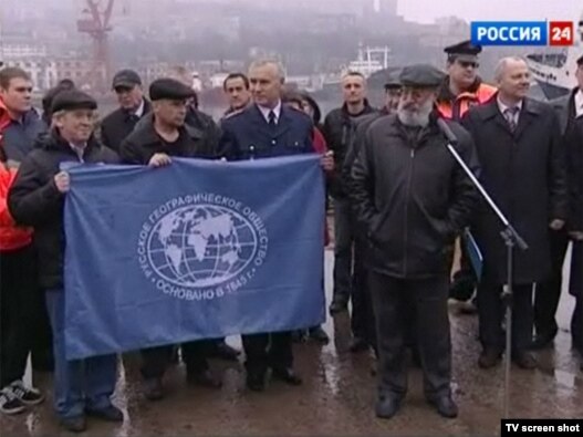 Экспедиция Русского географического общества начинается в плавание (справа - глава экспедиции Артур Чилингаров)