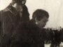 Сержант советской милиции и задержанный участник Декабрьских событий 1986 года в Алматы. Фото предоставлено Центральным государственным архивом Алматы. 