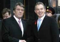 Ukrainian President Viktor Yushchenko (L) with British Prime Minister Tony Blair at an EU summit on 1 December 2005 (AFP)